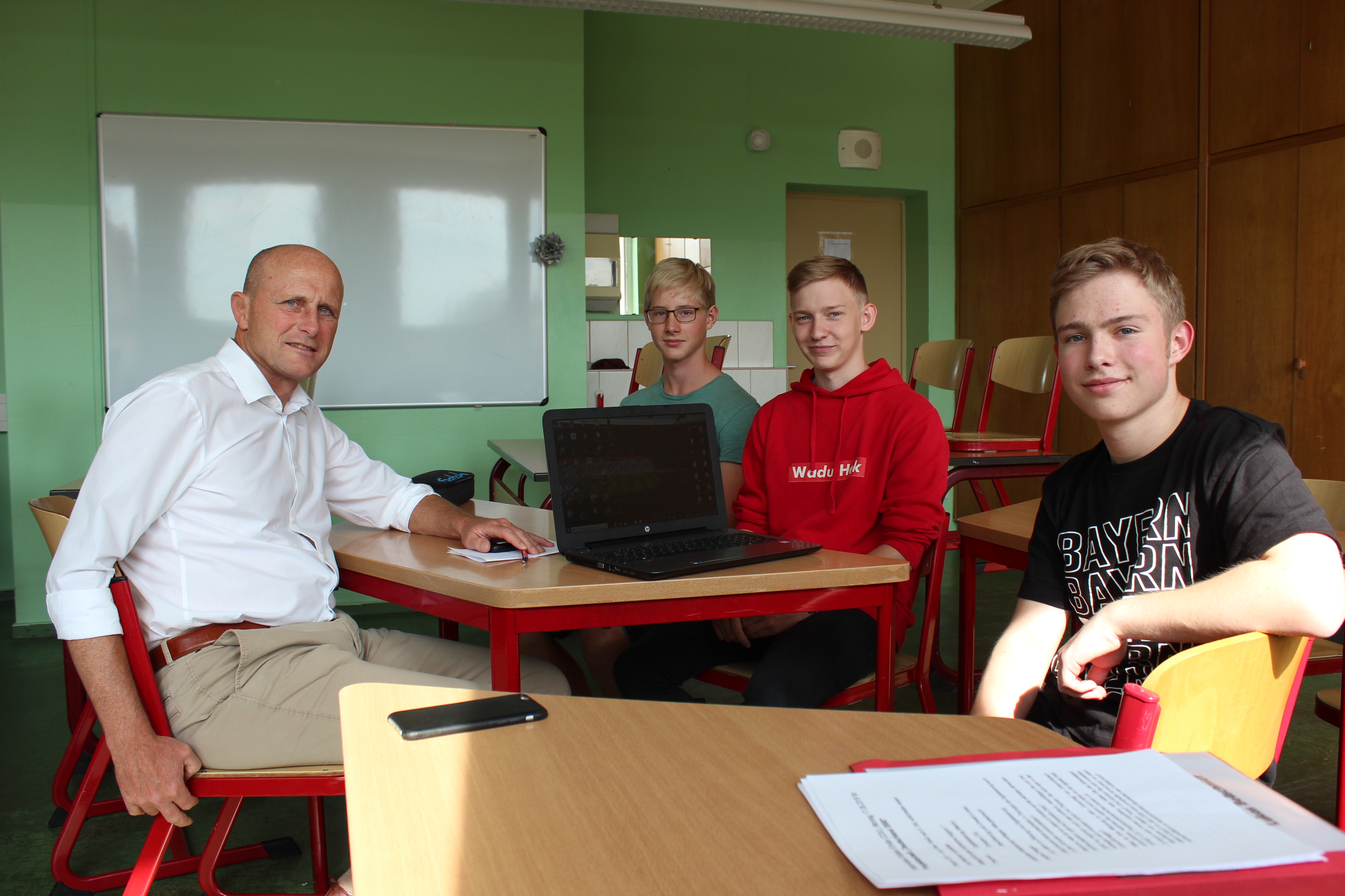 Volker Emde (l.) und die drei Schüler der Regelschule Münchenbernsdorf während der Befragung.