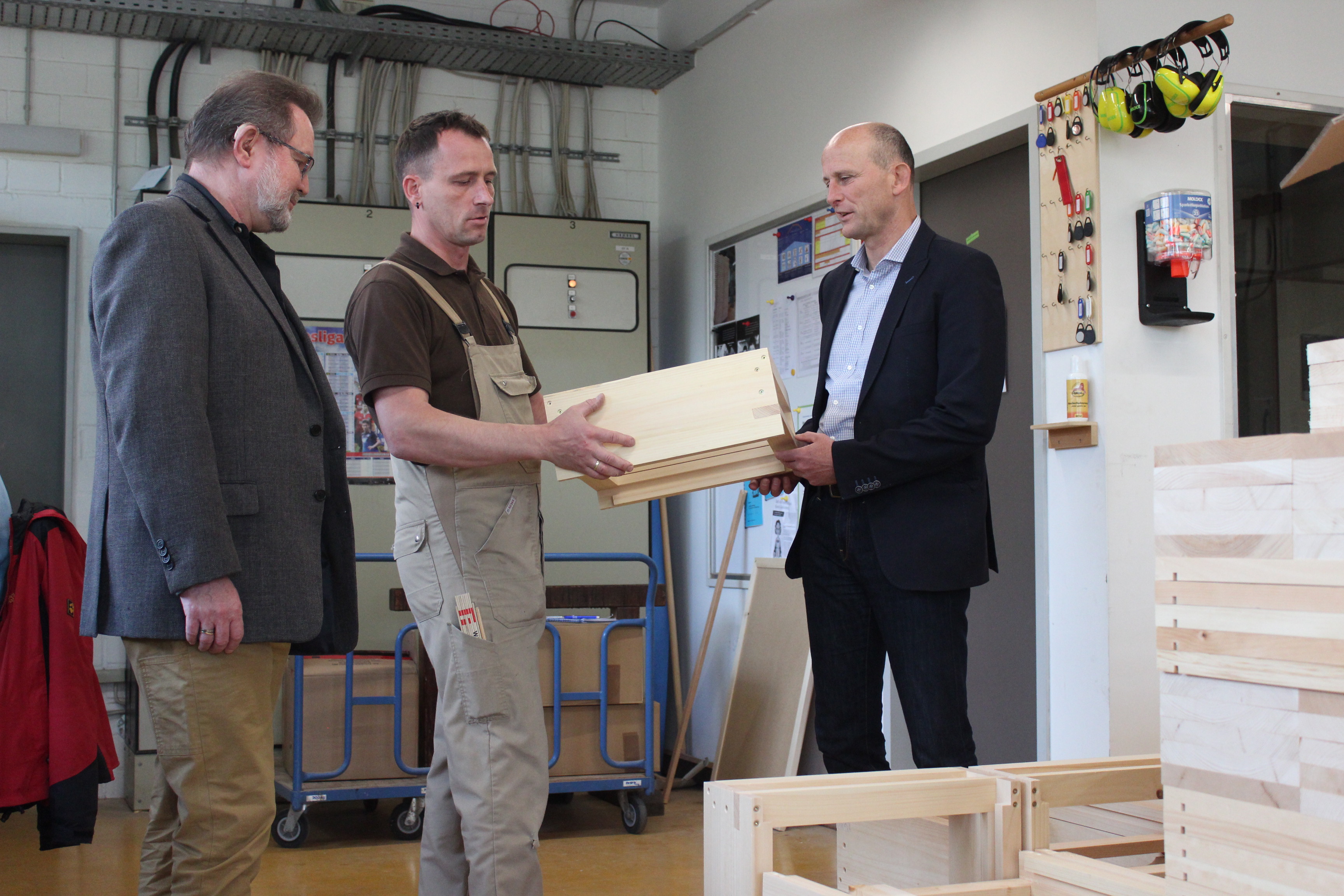 Volker Emde (r.) und Winfried Borkenhagen (l.) in der Tischlerei der Vogtlandwerkstätten. Hier entstehen die Imkereiprodukte, die Eigenmarke des Hauses sind.